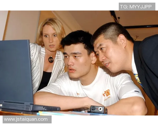 姚明与麦当劳合作推出限量版球衣引发球迷热议与收藏热潮