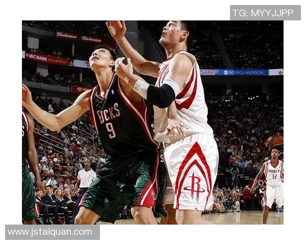 姚明罚球时孙悦在场边默默支持展现篮球友谊的温暖瞬间