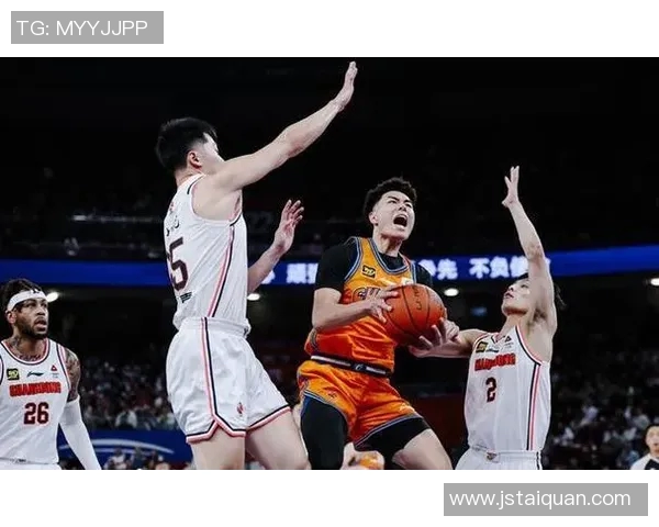 篮球明星队的荣耀与梦想：追寻篮球之路的传奇故事与精彩瞬间